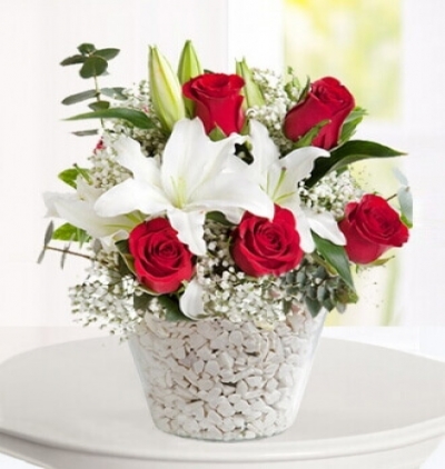 kırmızı beyaz süpriz Çiçeği & Ürünü Beyaz Lilyum ve Kırmızı Güller 