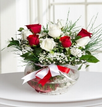 kalp camda gül ve lilyumlar Çiçeği & Ürünü Kırmızı Beyaz Küre 