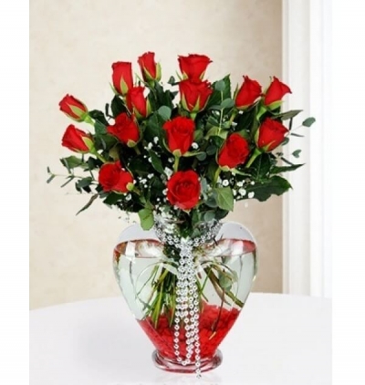 vazoda papatyalar ve güller Çiçeği & Ürünü Şefaf camda 15 kırmızı gül 