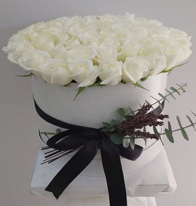 beyaz lilyum ve kırmızı güller Çiçeği & Ürünü Kutuda beyaz güller 