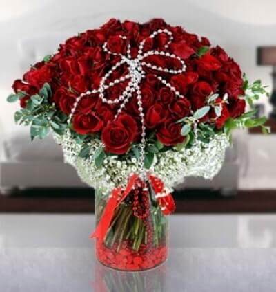 fanusta 5 kırmızı gül ve lilyumlar Çiçeği & Ürünü Vazoda 100 Kırmızı Gül 