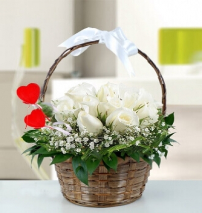 kırmızı vazoda kokulu lilyumlar Çiçeği & Ürünü Sepette Beyaz Güller 