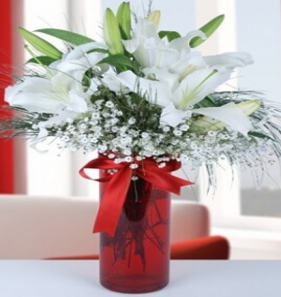  fanusta 11 kırmızı gül  Çiçeği & Ürünü Kırmızı Vazoda Kokulu Lilyumlar 