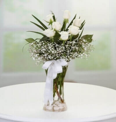 11 beyaz gül Çiçeği & Ürünü Cam Vazoda 7 Beyaz Gül Zerafeti 