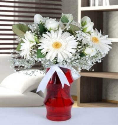 kutuda aşkın baş harfi Çiçeği & Ürünü Beyaz Güller ve Gerberalar 