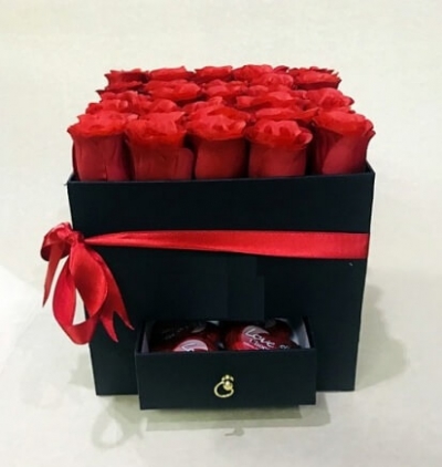 11 kırmızı gül Çiçeği & Ürünü kara kutuda kırmızı güller 