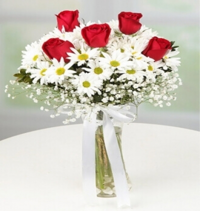 gönlüm sende Çiçeği & Ürünü Vazoda 5 Kırmızı Gül ve Papatyalar 